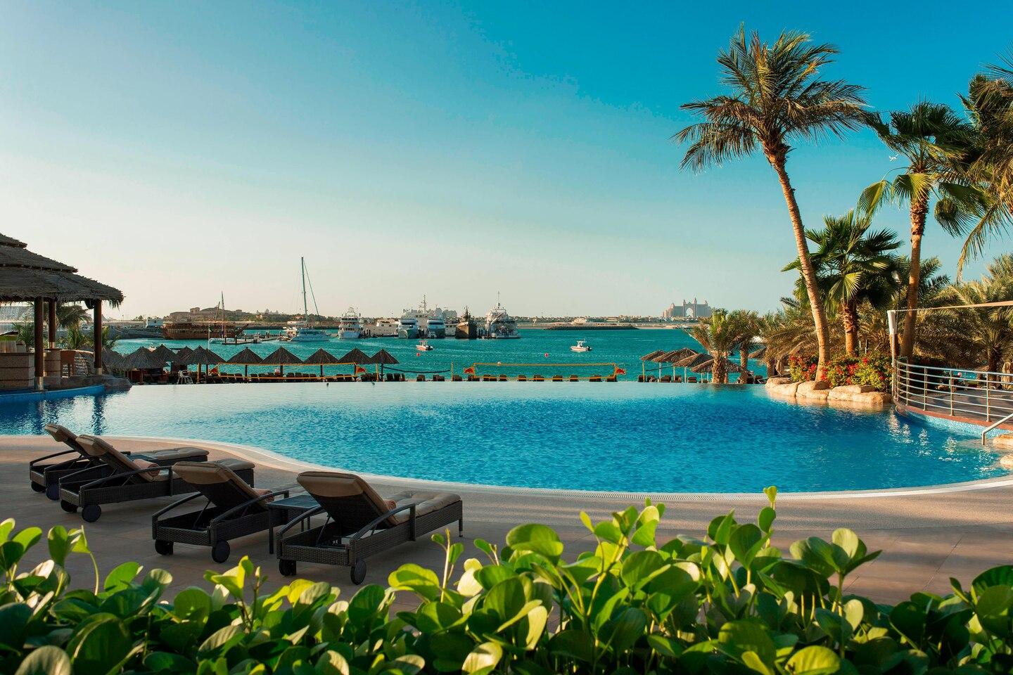 Mina seyahi dubai. Отель le Meridien Mina Seyahi Beach. Ле Меридиан Дубай Mina. Le Meridien Mina Seyahi Дубай. Le Meridien Mina Seyahi Beach Resort Marina 5.